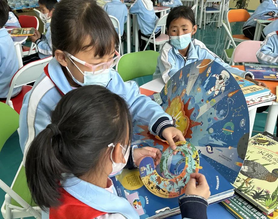 “贝博正能量”公益行 ｜ 戈壁的孩子打开“知识之窗”